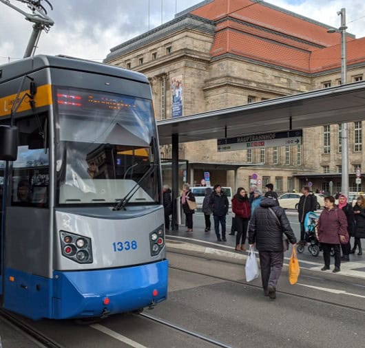 Eine Straßenbahn vor dem Leipziger Hauptbahnhof