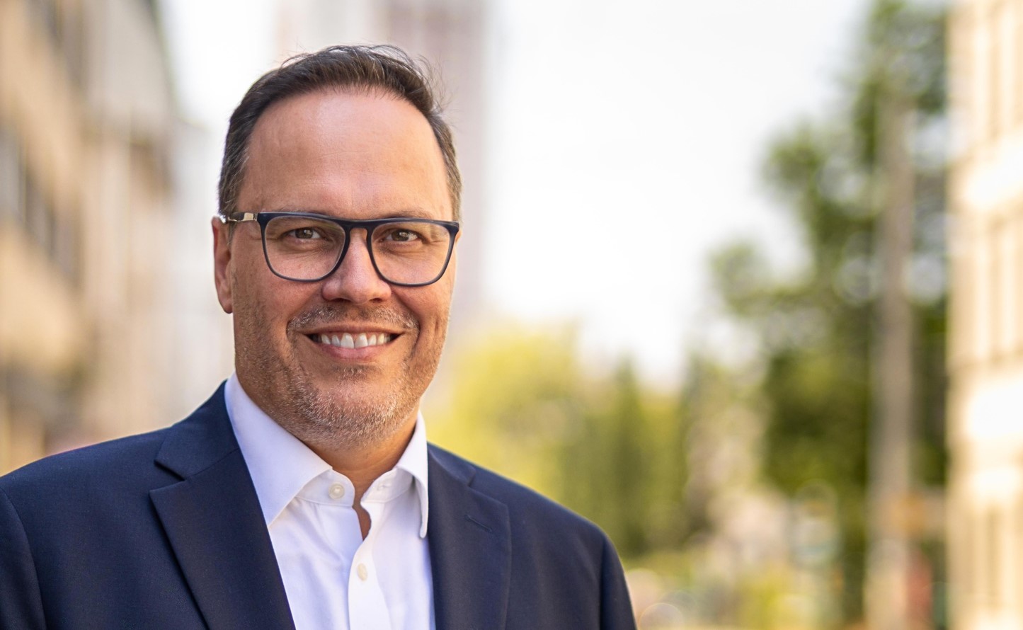 Dirk Panter lächelt in die Kamera