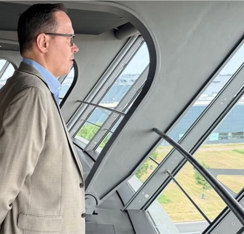 Dirk Panter blickt durch die Fenster eines modernen Gebäudes