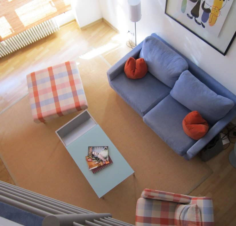 Ein Wohnzimmer mit Sofa und Tisch