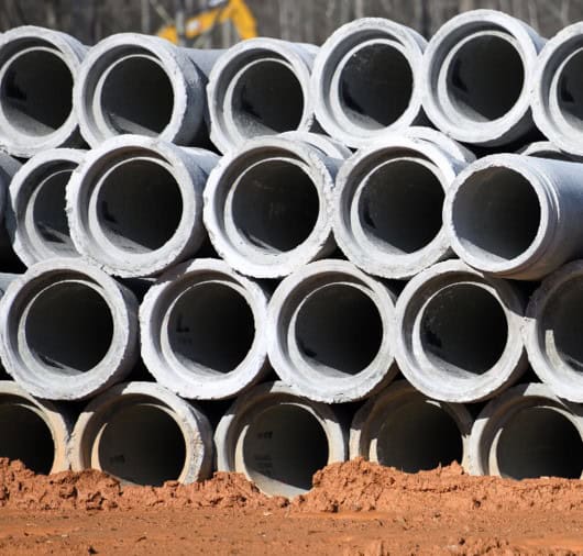 Gestapelte Betonrohre auf einer Baustelle